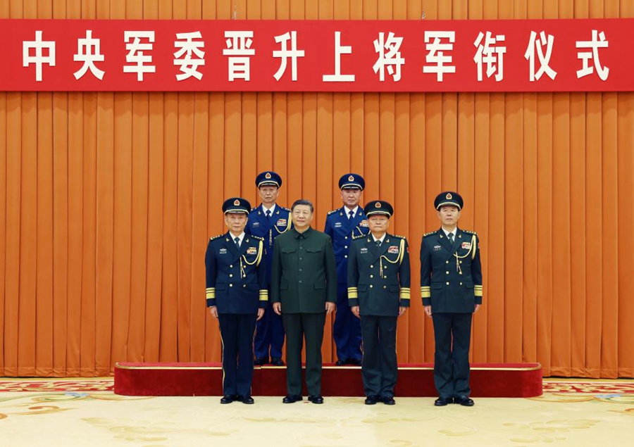 Xi Jinping, Presidente della Commissione Militare Centrale (CMC), e altri leader posano per una foto di gruppo con gli ufficiali militari promossi al grado di generale, a Beijing, capitale della Cina. (22 dicembre 2025 - Xinhua/Li Gang)