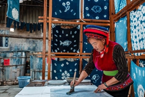 Villaggio di Zhoucheng, luogo d'origine della tecnica del tie-dye del gruppo etnico Bai nello Yunnan