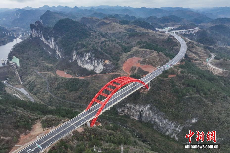 Il grande ponte sul fiume Machang in Guizhou sta per aprire al traffico