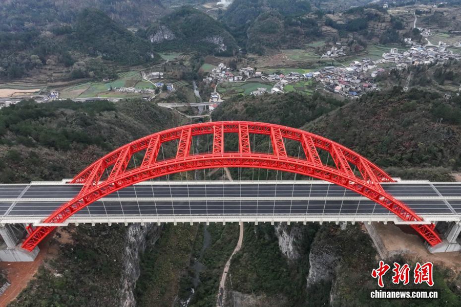 Il grande ponte sul fiume Machang in Guizhou sta per aprire al traffico