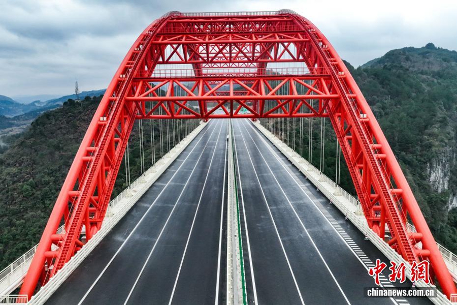 Il grande ponte sul fiume Machang in Guizhou sta per aprire al traffico
