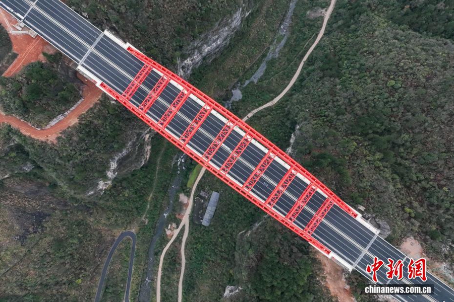 Il grande ponte sul fiume Machang in Guizhou sta per aprire al traffico