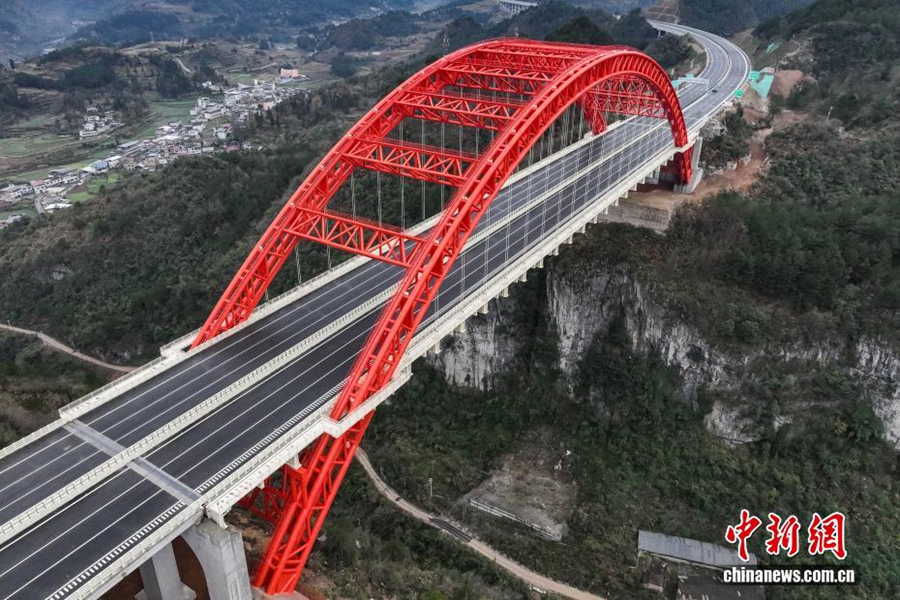 Il grande ponte sul fiume Machang in Guizhou sta per aprire al traffico