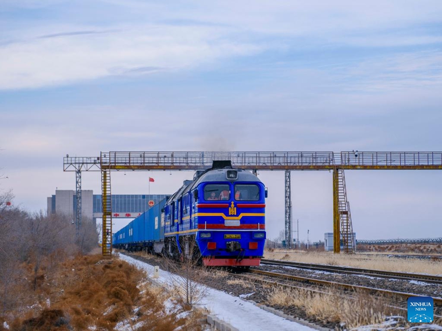 Erenhot, il più grande porto terrestre al confine Cina-Mongolia registra un aumento dei volumi di traffico transfrontaliero