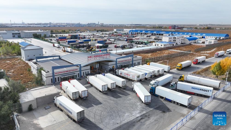 Erenhot, il più grande porto terrestre al confine Cina-Mongolia registra un aumento dei volumi di traffico transfrontaliero