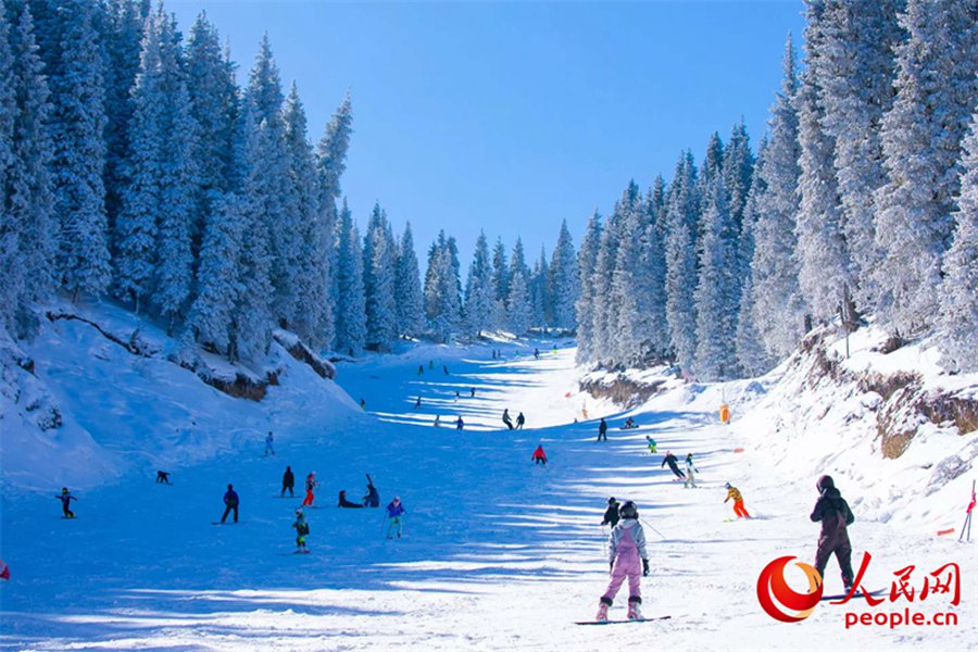 Febbre della neve sulle piste sciistiche dello Xinjiang