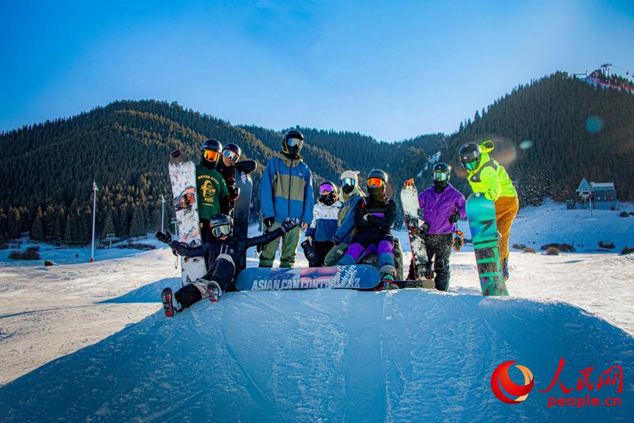 Febbre della neve sulle piste sciistiche dello Xinjiang