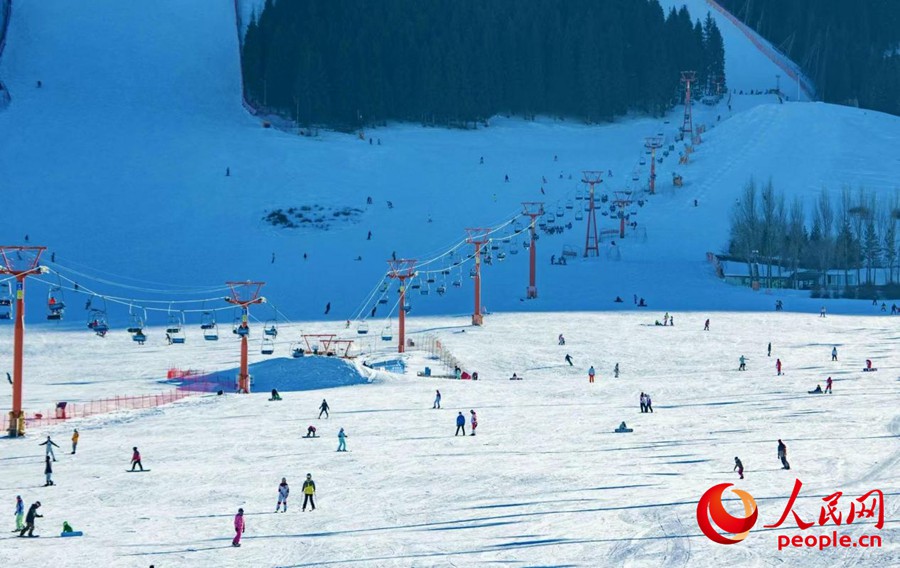 Febbre della neve sulle piste sciistiche dello Xinjiang