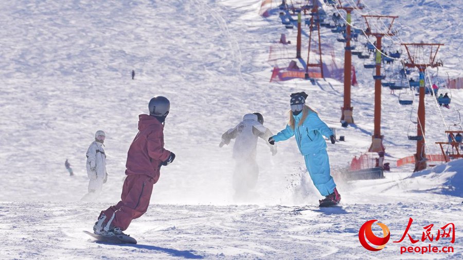 Febbre della neve sulle piste sciistiche dello Xinjiang
