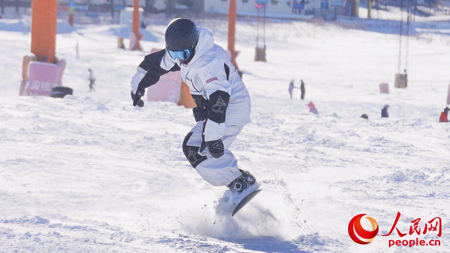 Febbre della neve sulle piste sciistiche dello Xinjiang