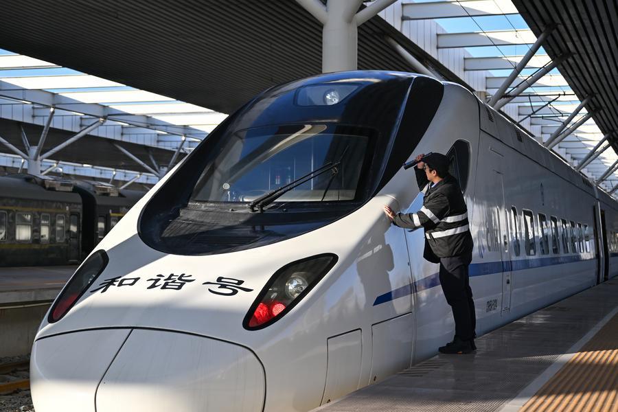 Un membro dello staff controlla il primo treno della linea ferroviaria ad alta velocità Baotou-Yinchuan presso la stazione ferroviaria di Baotou, nella Regione Autonoma della Mongolia Interna, nel nord della Cina. (23 dicembre 2025 - Xinhua/Li Zhipeng)