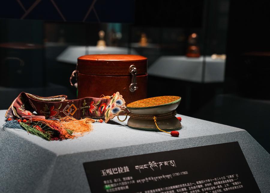 Un oggetto in esposizione durante una mostra al Museo dello Xizang a Lhasa, nella Regione Autonoma dello Xizang, nel sud-ovest della Cina. (30 ottobre 2025 - Xinhua/Zhou Jiayi)
