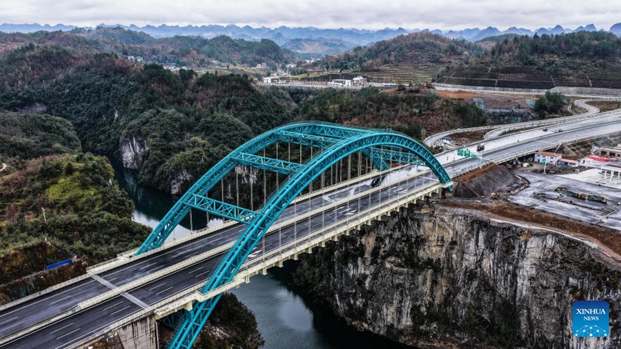 Il grande ponte Jiaqing lungo l'autostrada Guiyang-Pingtang nella provincia del Guizhou, Cina sudoccidentale. (24 dicembre 2025 - Xinhua/Tao Liang)