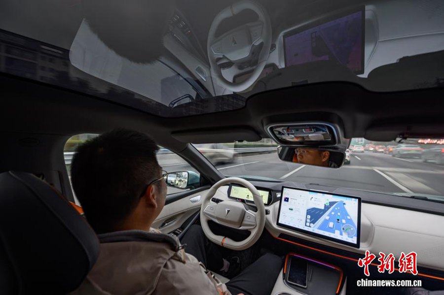 Il primo veicolo cinese con targa di livello 3 per la guida autonoma entra in circolazione a Chongqing