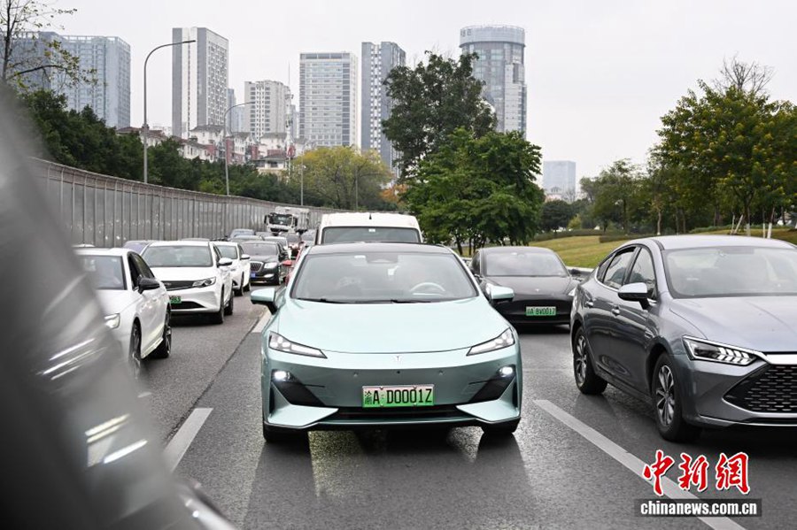 Il primo veicolo cinese con targa di livello 3 per la guida autonoma entra in circolazione a Chongqing