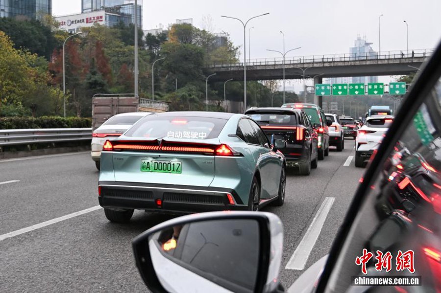 Il primo veicolo cinese con targa di livello 3 per la guida autonoma entra in circolazione a Chongqing