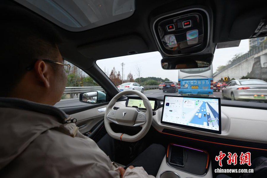 Il primo veicolo cinese con targa di livello 3 per la guida autonoma entra in circolazione a Chongqing