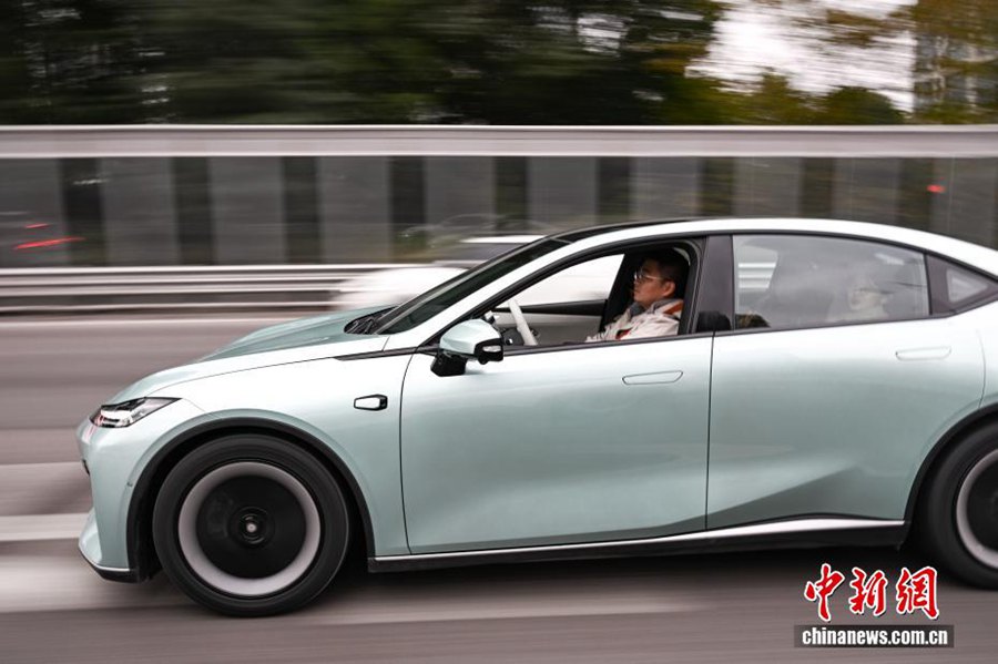 Il primo veicolo cinese con targa di livello 3 per la guida autonoma entra in circolazione a Chongqing