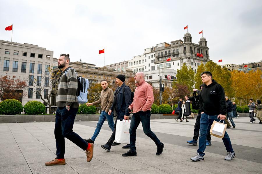 Turisti russi passeggiano sul Bund a Shanghai, nella Cina orientale. (4 dicembre 2024 - Xinhua/Chen Haoming)