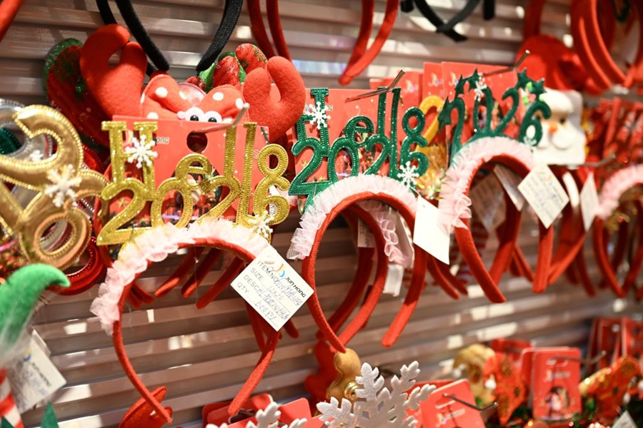 Decorazionicon la scritta "Hello 2026" esposte presso il mercato all'ingrosso di Yiwu International Trade City a Yiwu, nella provincia del Zhejiang, Cina orientale. (17 dicembre 2025 - Xinhua/Liu Che)