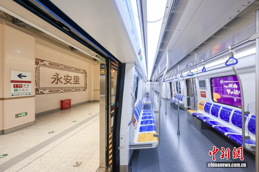 Un treno alla stazione Yong'anli del tratto centrale della Linea 17 della metropolitana di Beijing. (25 dicembre 2025 – Chinanews/Jia Tianyong)