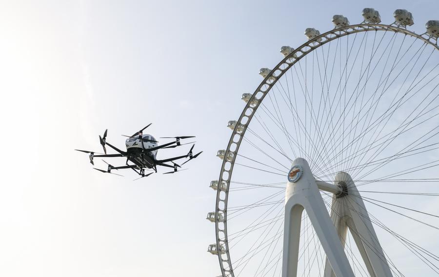 Velivolo elettrico a decollo e atterraggio verticale (eVTOL), sviluppato dal produttore cinese di droni EHang, effettua un volo dimostrativo presso il centro per le operazioni di traffico aereo urbano nel distretto di Bao'an a Shenzhen, provincia del Guangdong, nel sud della Cina. (16 aprile 2025 - Xinhua/Mao Siqian)