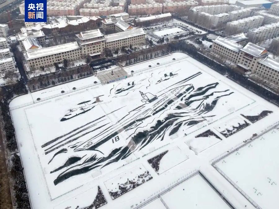 La portaerei "Fujian" dipinta sulla neve all'Harbin Engineering University