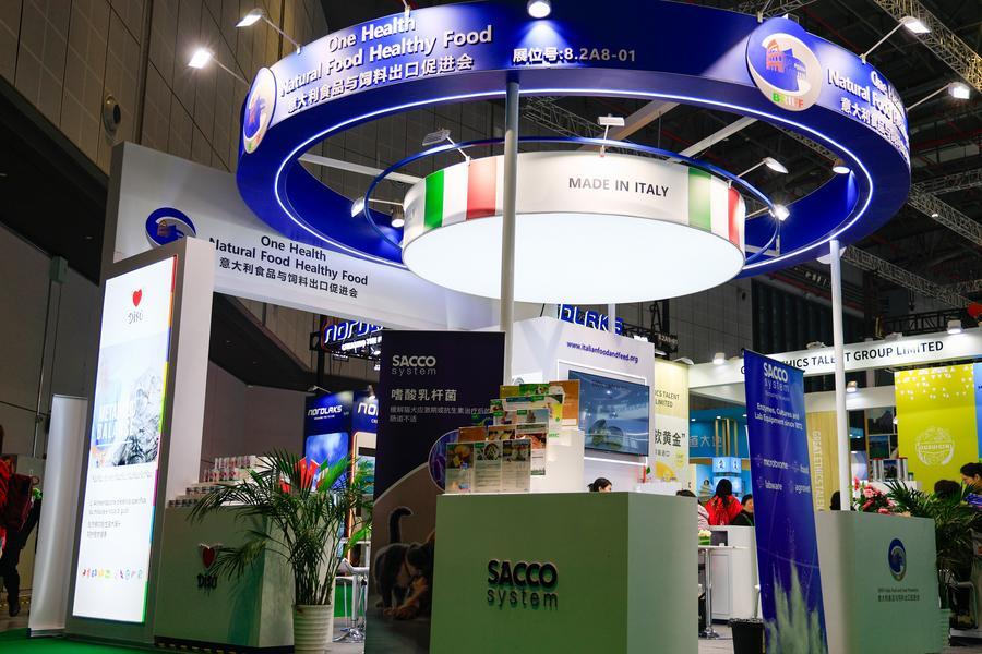 Stand dell'Associazione Belt and Road Italian Food and Feed Promotion (BRIFF) nell'area espositiva dedicata ai prodotti alimentari e agricoli dell'ottava edizione della China International Import Expo (CIIE) a Shanghai, nella Cina orientale. (8 novembre 2025 - Xinhua/Liu Jiaqi)