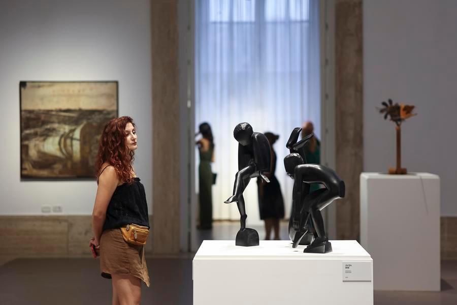 Visitatrice osserva le opere esposte alla mostra "2025 East and West International Dialogue Exhibition From Shanghai to Rome" presso la Galleria Nazionale d'Arte Moderna e Contemporanea di Roma, Italia. (14 luglio 2025 - Xinhua/Li Jing)