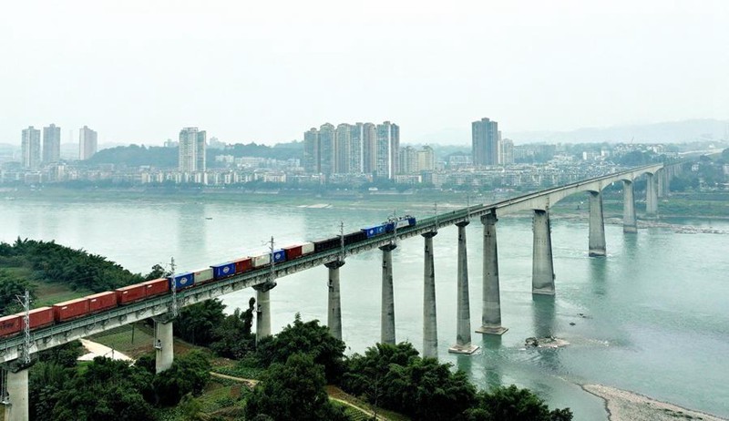 Treno merci attraversa un ponte sul fiume Yangtze lungo la ferrovia Longchang-Luxian-Xuyong a Luzhou, nella provincia del Sichuan, nel sud-ovest della Cina. (25 dicembre 2025 - Liao Shengchun/Xinhua)