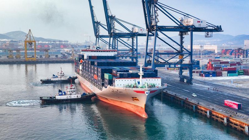 La nave portacontainer "WAN HAI 357" ormeggiata al porto di Dalian, nella provincia del Liaoning, nel nord-est della Cina. (2 gennaio 2024 - Liaoning Port Group/via Xinhua)