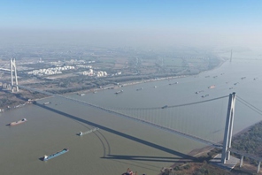 Ponte Xinshengwei sul fiume Yangtze, a Nanjing, nella provincia del Jiangsu, apre al traffico