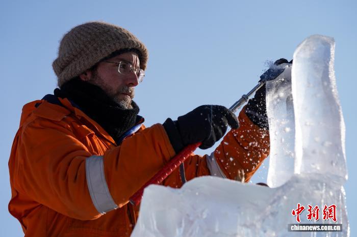 37a China Harbin International Ice Sculpture Competition in pieno svolgimento