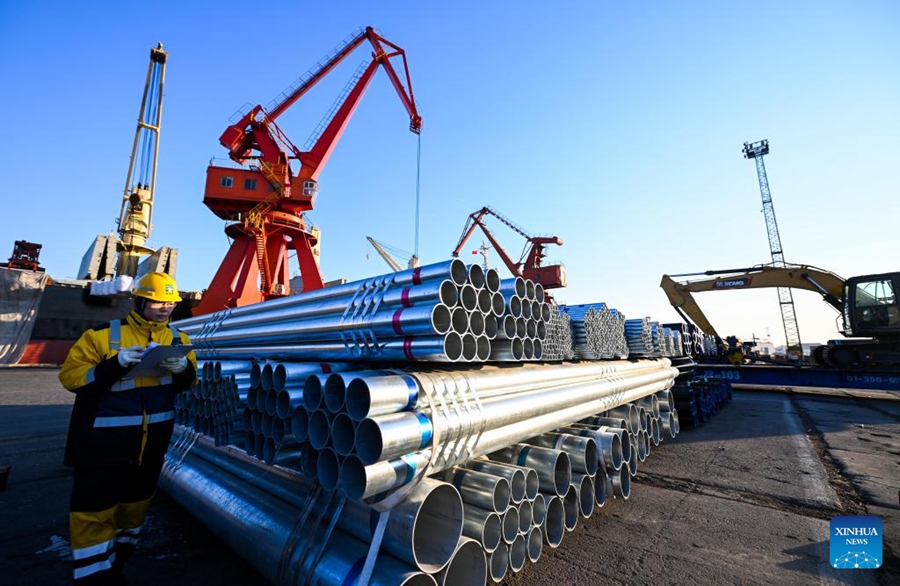 Porto di Tianjin a pieno regime durante le festività di Capodanno