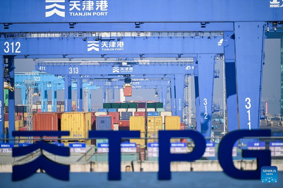 Porto di Tianjin a pieno regime durante le festività di Capodanno