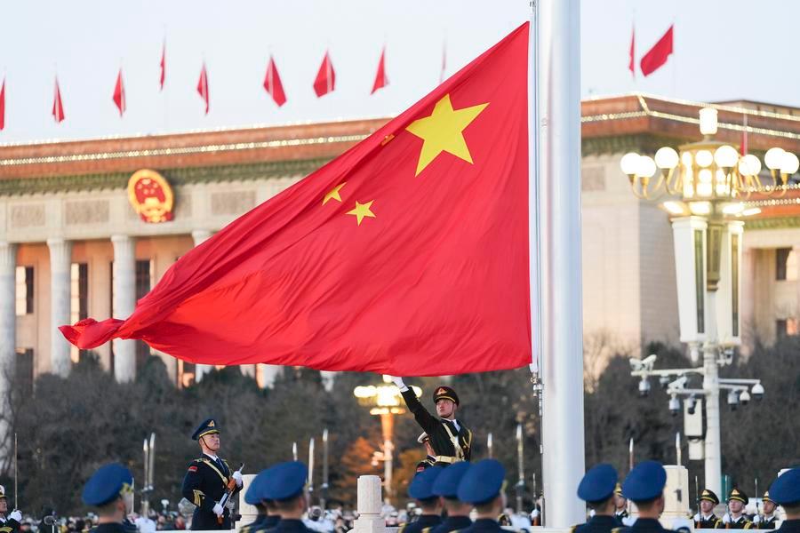 Una solenne cerimonia dell'alzabandiera nazionale tenuta in Piazza Tian'anmen a Beijing, capitale della Cina. (1 gennaio 2026 - Xinhua/Xie Han)