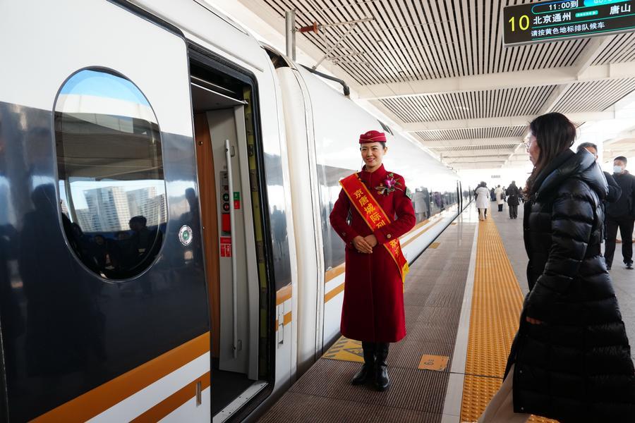Passeggeri salgono a bordo di un treno diretto a Tongzhou, Beijing, presso la stazione ferroviaria di Tangshan, nella provincia dello Hebei, nel nord della Cina. (30 dicembre 2025 - Xinhua/Dong Jun)