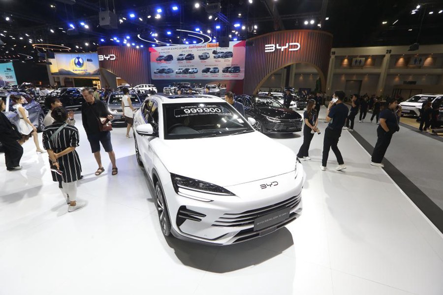 Lo stand del produttore automobilistico cinese BYD alla 42ª edizione del Salone Internazionale dell'Auto della Thailandia a Bangkok. (2 dicembre 2025 - Xinhua/Rachen Sageamsak)