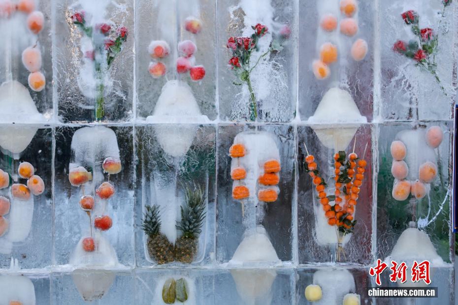 Muro di ghiaccio a Shenyang attira i cittadini