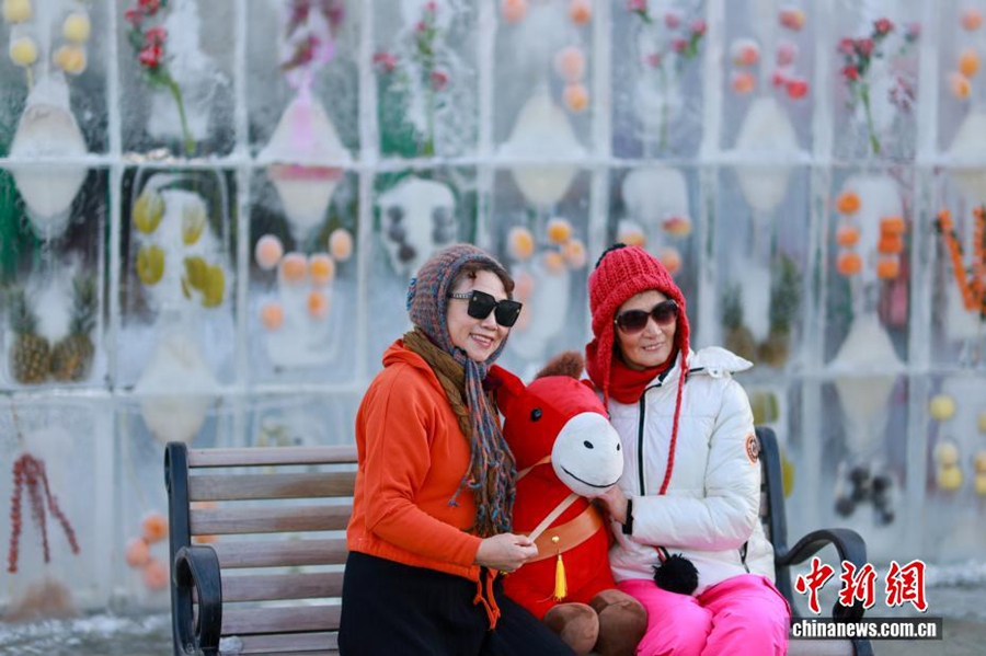 Muro di ghiaccio a Shenyang attira i cittadini