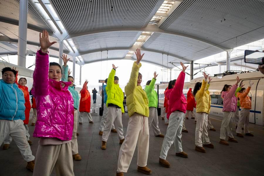 Il treno ad alta velocità a tema dell'Harbin Ice-Snow World entra in servizio nella Cina nordorientale