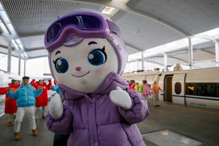 Il treno ad alta velocità a tema dell'Harbin Ice-Snow World entra in servizio nella Cina nordorientale