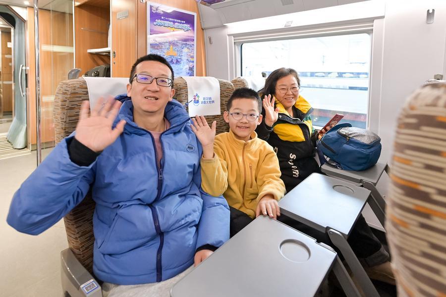 Il treno ad alta velocità a tema dell'Harbin Ice-Snow World entra in servizio nella Cina nordorientale