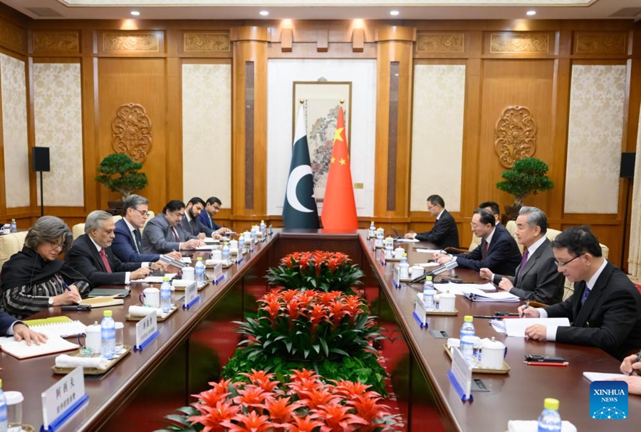 Il Ministro degli Esteri cinese Wang Yi, anche membro dell'Ufficio Politico del Comitato Centrale del Partito Comunista Cinese, tiene il settimo round del dialogo strategico tra i ministri degli esteri di Cina e Pakistan con il Vice Primo Ministro e Ministro degli Esteri pakistano Mohammad Ishaq Dar a Beijing, capitale della Cina. (4 gennaio 2026 - Xinhua/Jin Liangkuai)