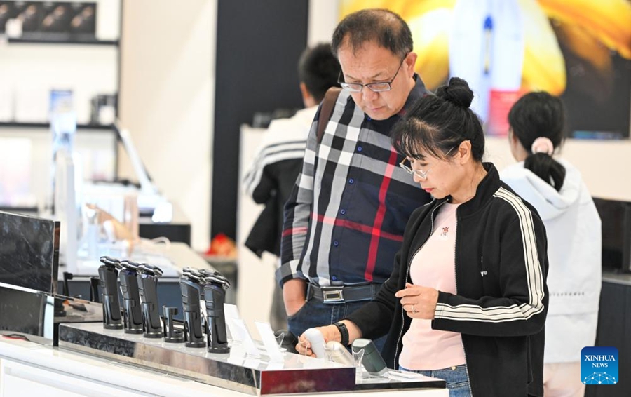 Clienti scelgono dei prodotti in un centro commerciale duty-free a Haikou, nella provincia dello Hainan, nel sud della Cina. (1 gennaio 2026 - Xinhua/Yang Guanyu)
