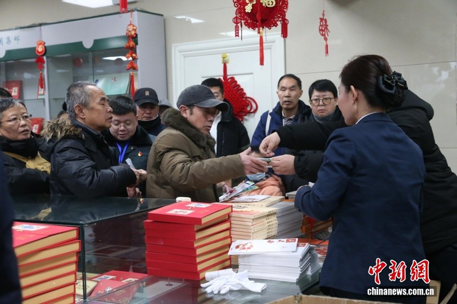 Cina, in vendita i francobolli per l'Anno del Cavallo