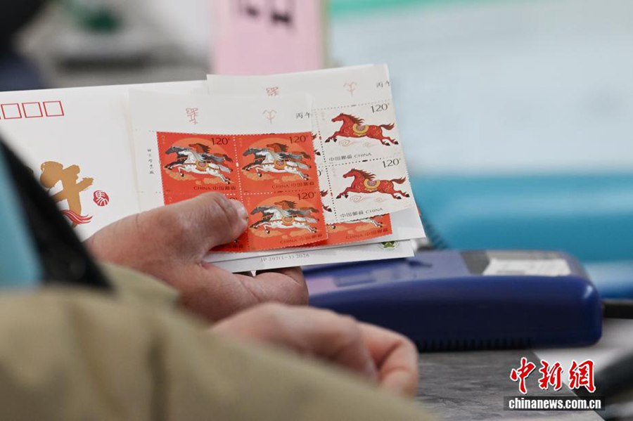 Cina, in vendita i francobolli per l'Anno del Cavallo