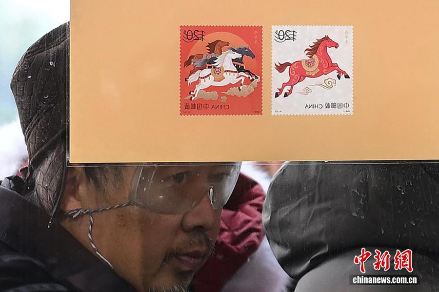 Cina, in vendita i francobolli per l'Anno del Cavallo