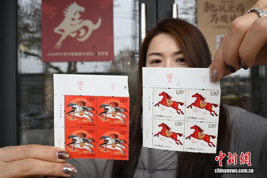 Cina, in vendita i francobolli per l'Anno del Cavallo