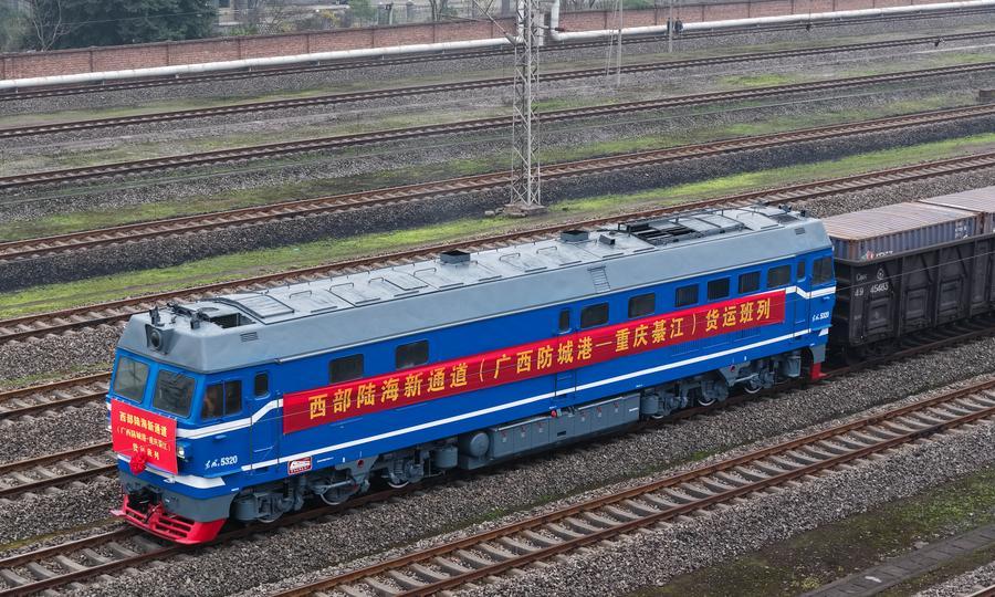 Il primo treno merci partito da Fangchenggang, nella provincia del Guangxi, e diretto al distretto Qijiang della municipalità di Chongqing, arriva alla stazione ferroviaria di Qijiang Nord, nel sud-ovest della Cina. (29 dicembre 2025 - Xinhua/Chen Cheng)